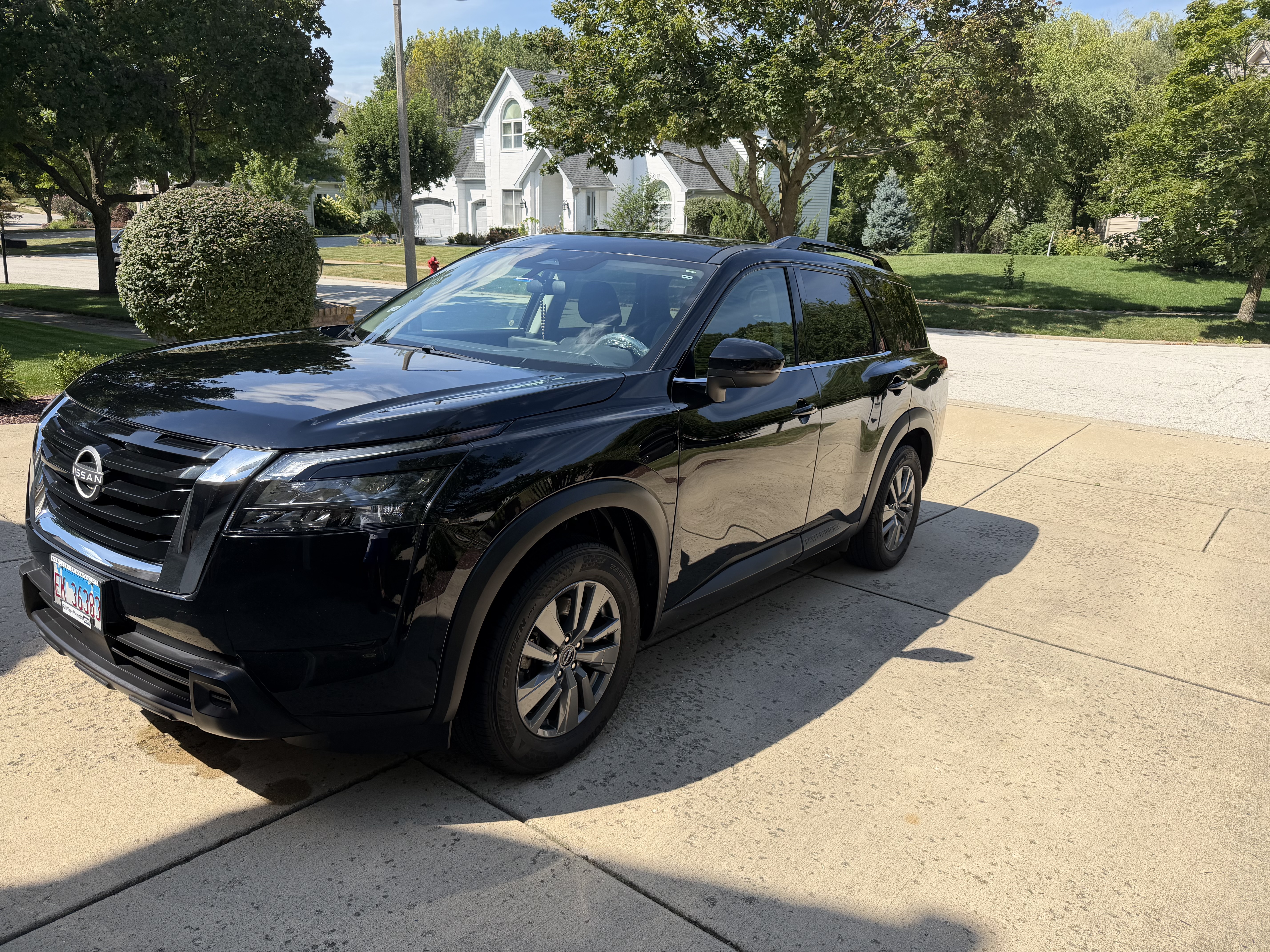 Used 2023 Nissan Pathfinder SV w/ SV Premium Package AWD/4WD image 2