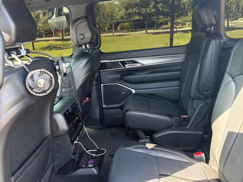 Used 2024 Jeep Wagoneer Series II image 9