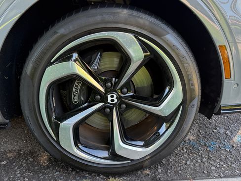 Used 2023 Bentley Bentayga AWD/4WD image 15