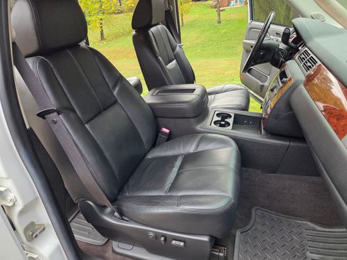 Used 2008 Chevrolet Silverado 3500 LTZ w/ Suspension Package, Off-Road image 17