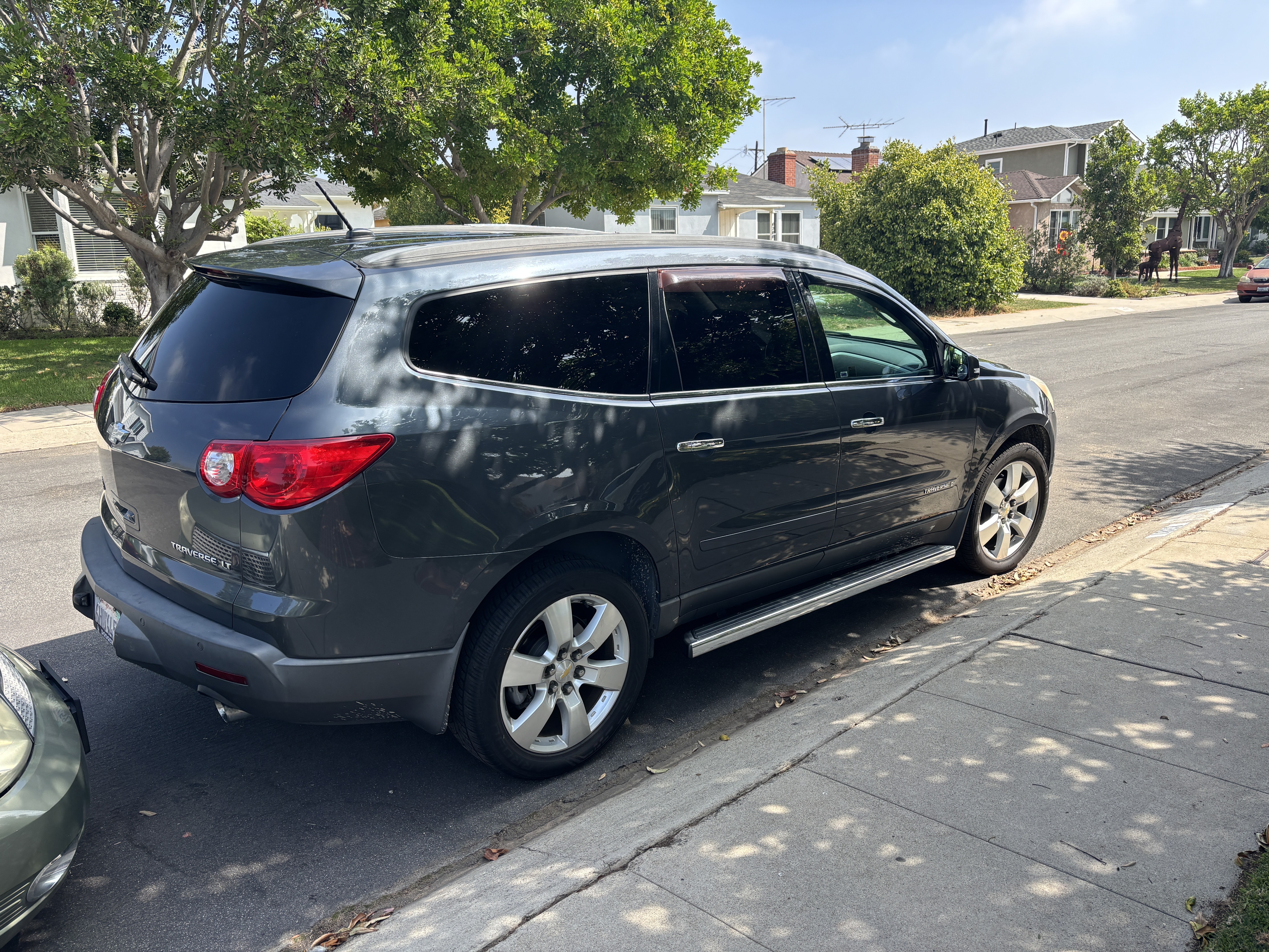 Used 2009 Chevrolet Traverse LT w/ California Edition Package FWD image 2
