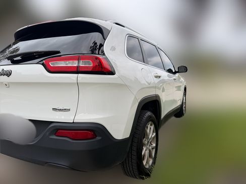 Used 2016 Jeep Cherokee Latitude w/ Cold Weather Group FWD image 8