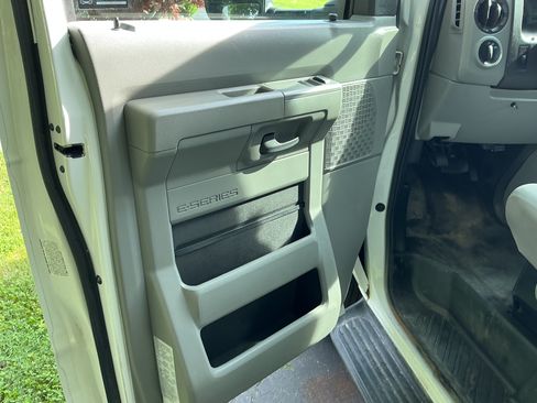 Used 2015 Ford E-450 and Econoline 450 Super Duty w/ Power Windows & Locks Group RWD image 10