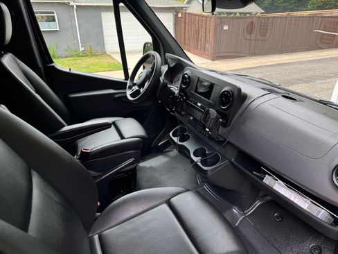 Used 2024 Mercedes-Benz Sprinter 2500 image 8