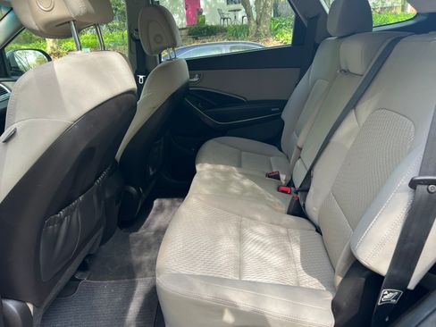 Used 2017 Hyundai Santa Fe SE AWD/4WD image 6