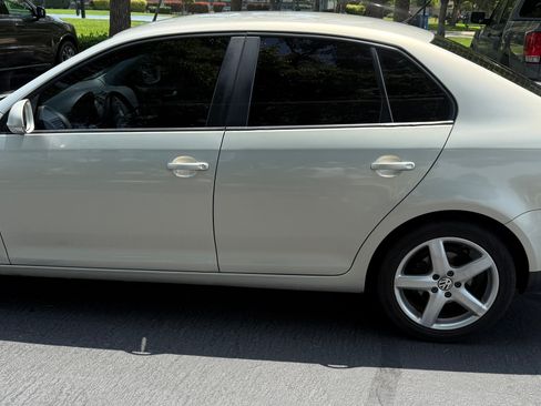 Used 2010 Volkswagen Jetta Limited Edition image 1
