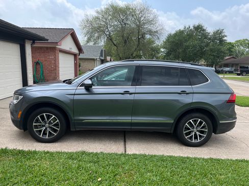 Used 2020 Volkswagen Tiguan SEL AWD/4WD image 2