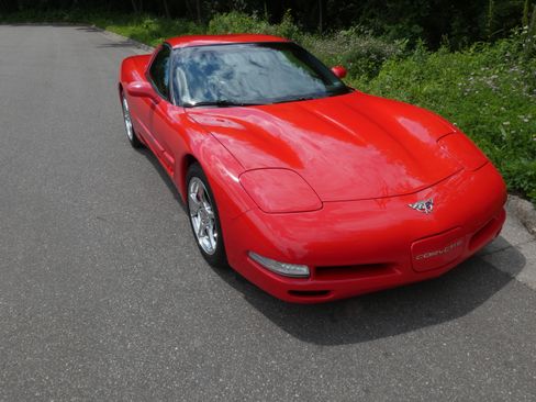 Used 2003 Chevrolet Corvette Coupe w/ Preferred Equipment Group RWD image 1