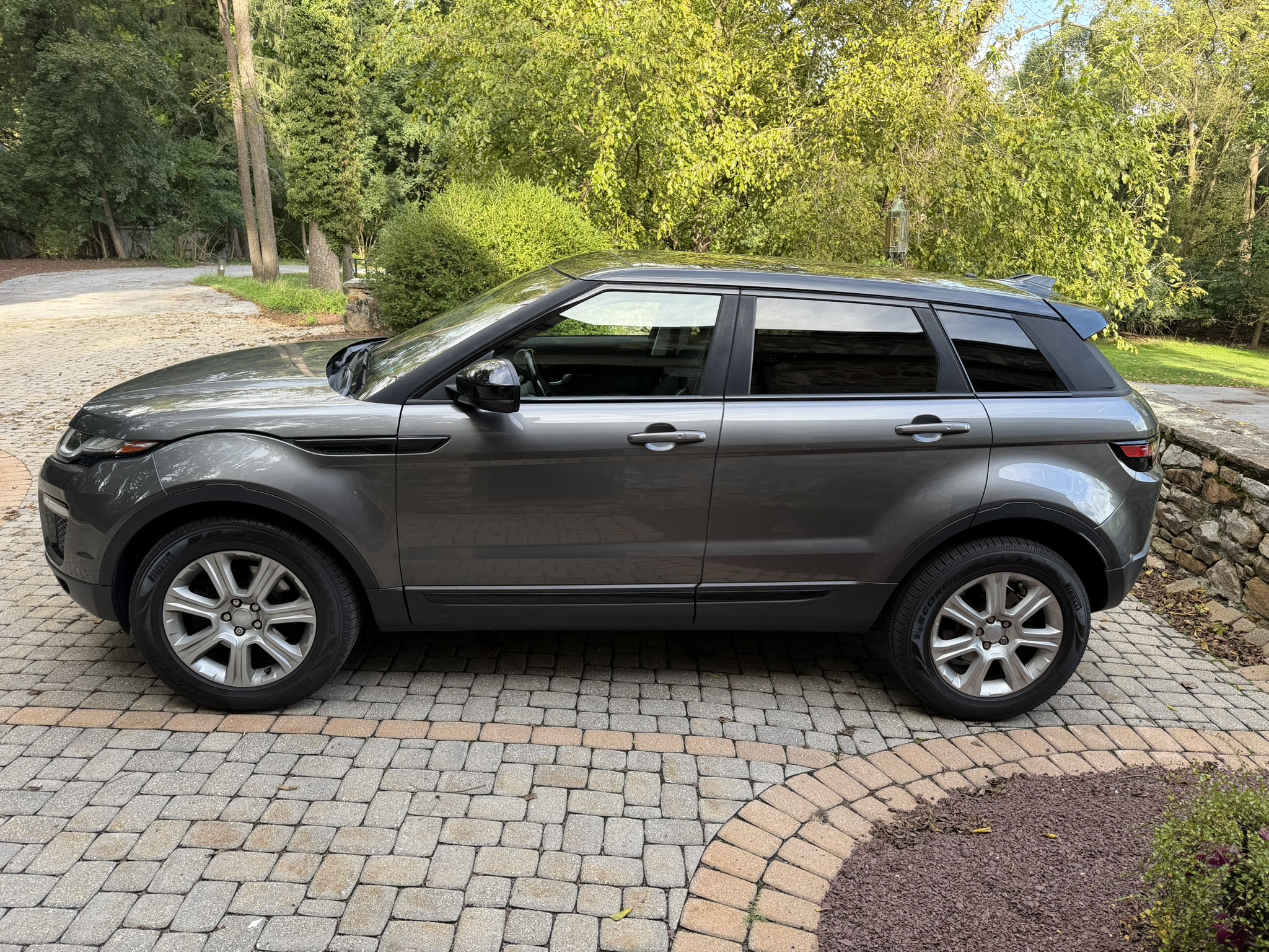 Used 2017 Land Rover Range Rover Evoque SE AWD/4WD image 4