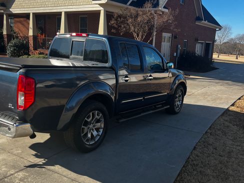 Used 2015 Nissan Frontier SL image 5