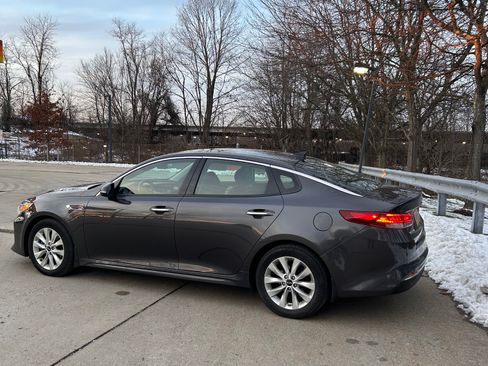 Used 2018 Kia Optima S w/ Panoramic Sunroof Package image 4