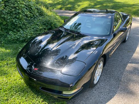 Used 1999 Chevrolet Corvette Coupe w/ Memory Pkg RWD image 12