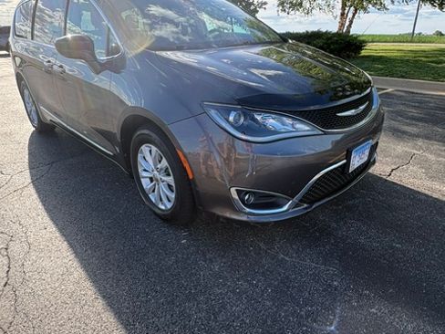 Used 2017 Chrysler Pacifica Touring-L FWD image 6