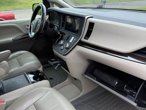 Used 2015 Toyota Sienna XLE Premium AWD/4WD image 23