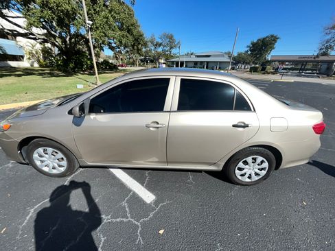 Used 2010 Toyota Corolla LE image 1