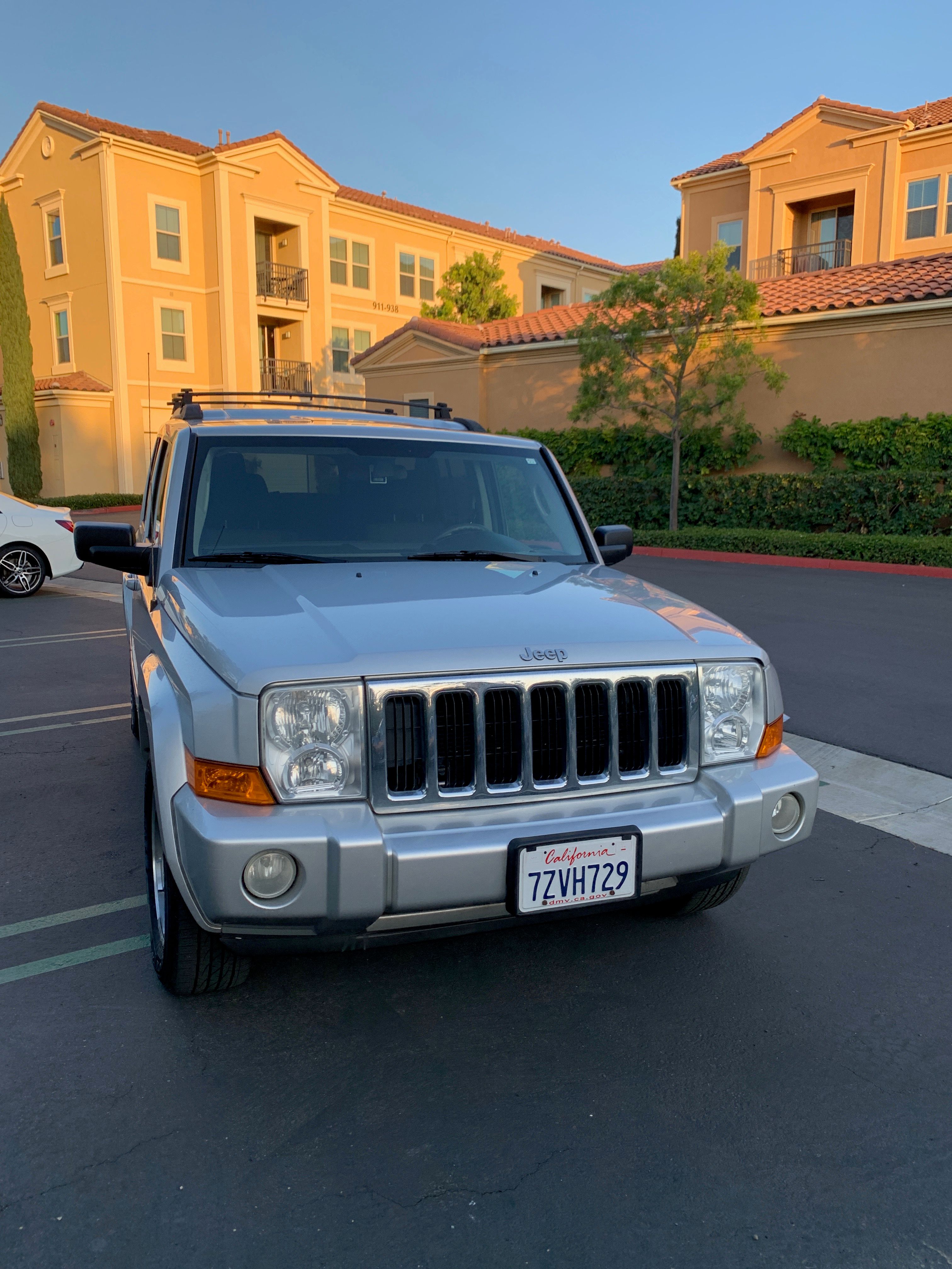 Used 2010 Jeep Commander Sport RWD image 3
