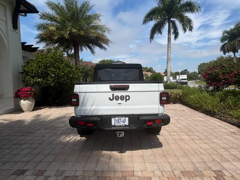 Used 2020 Jeep Gladiator Rubicon image 2
