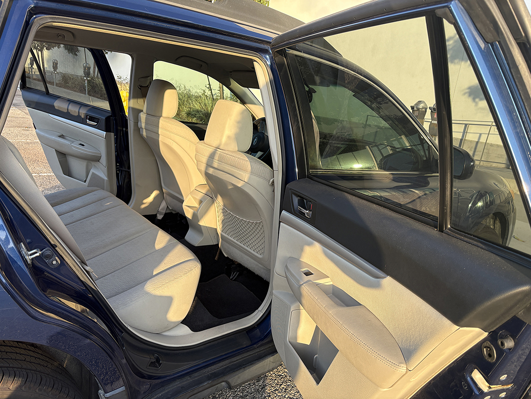 Used 2011 Subaru Outback 2.5i Premium w/ All-Weather Pkg AWD/4WD image 11