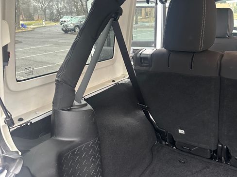 Used 2013 Jeep Wrangler Unlimited Sahara image 13