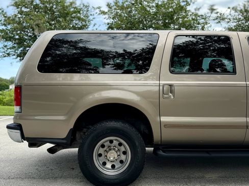 Used 2000 Ford Excursion XLT AWD/4WD image 10