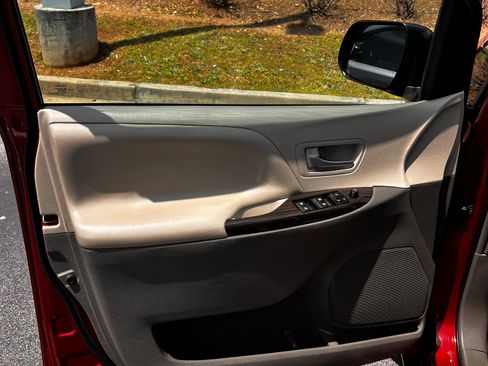 Used 2016 Toyota Sienna XLE Premium FWD image 24