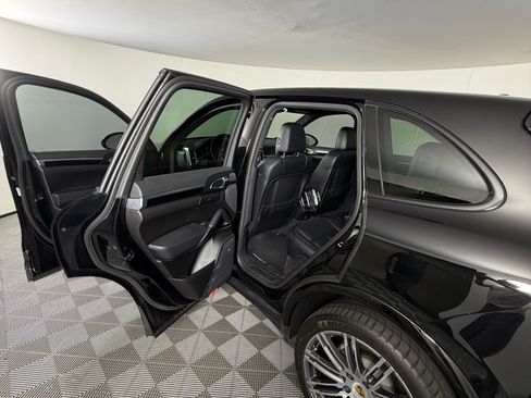 Used 2017 Porsche Cayenne AWD/4WD image 18