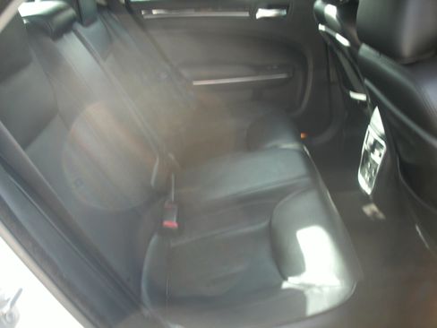 Used 2017 Chrysler 300 C image 5