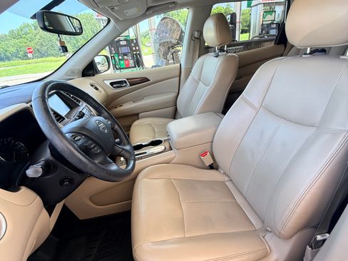 Used 2020 Nissan Pathfinder Platinum FWD image 12