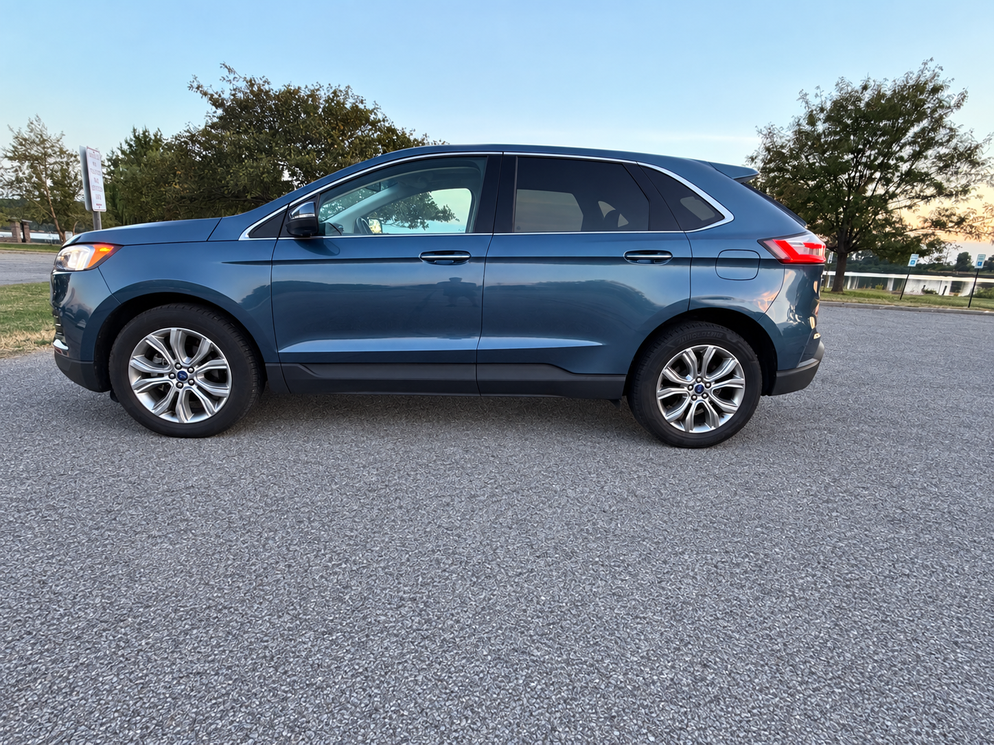 Used 2019 Ford Edge Titanium w/ Cold Weather Package FWD image 5