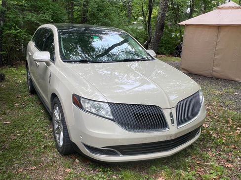 Used 2016 Lincoln MKT AWD w/ Equipment Group 201A image 2