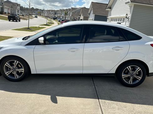 Used 2018 Ford Focus SE w/ SE Appearance Package image 2