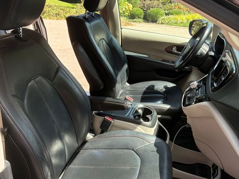 Used 2018 Chrysler Pacifica Touring-L Plus w/ Advanced Safetytec Group FWD image 14