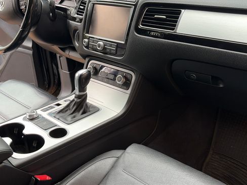 Used 2017 Volkswagen Touareg Wolfsburg Edition image 18