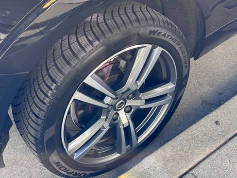 Used 2018 Volvo XC60 T6 Momentum w/ Convenience Package image 12