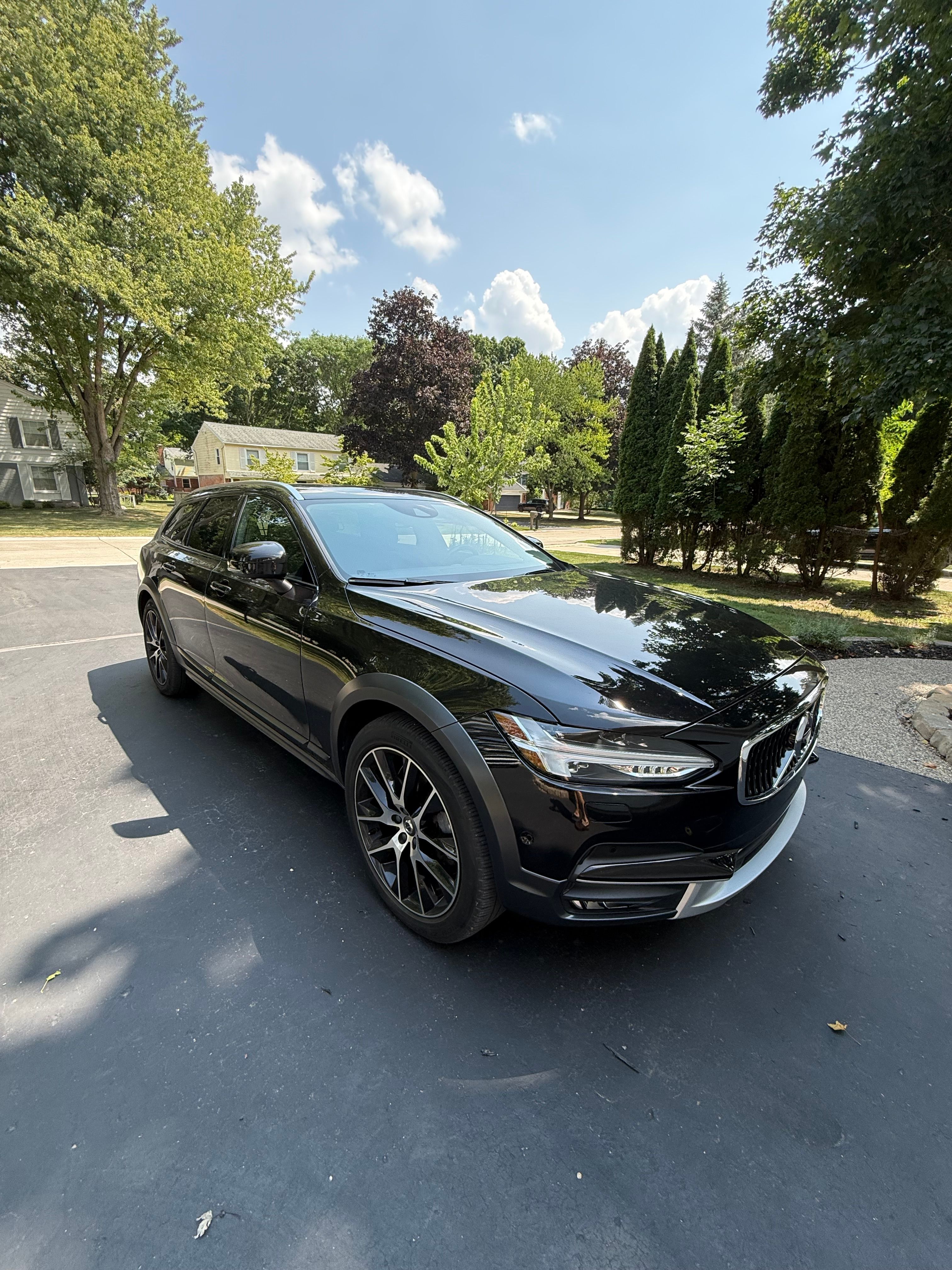 Used 2018 Volvo V90 T6 Cross Country w/ Convenience Package AWD/4WD image 1