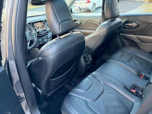 Used 2019 Jeep Cherokee Limited image 9