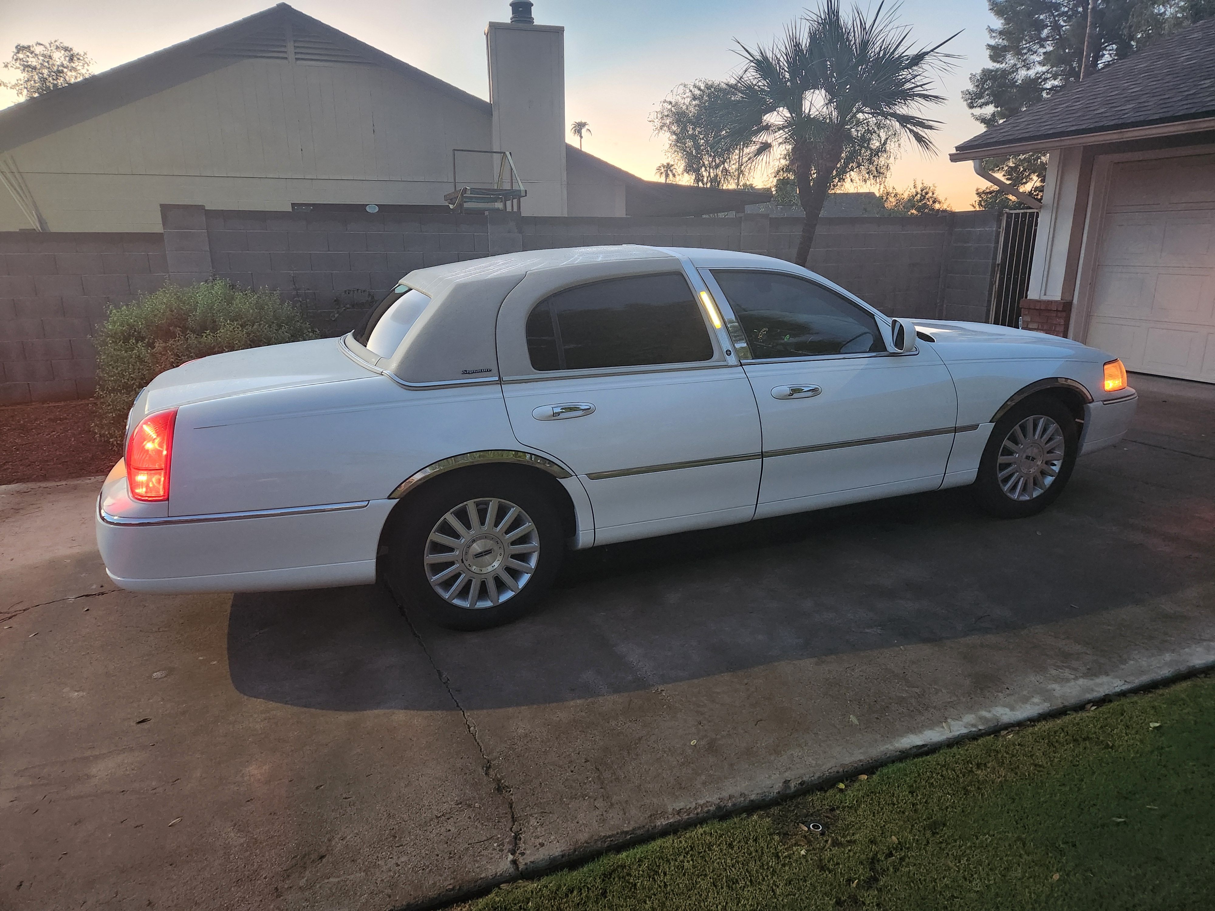 Used 2003 Lincoln Town Car Executive RWD image 2