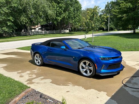 Used 2018 Chevrolet Camaro LT RWD image 1