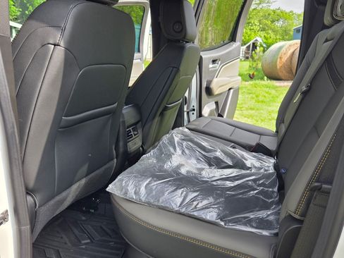 Used 2026 Chevrolet Colorado ZR2 w/ Technology Package AWD/4WD image 6