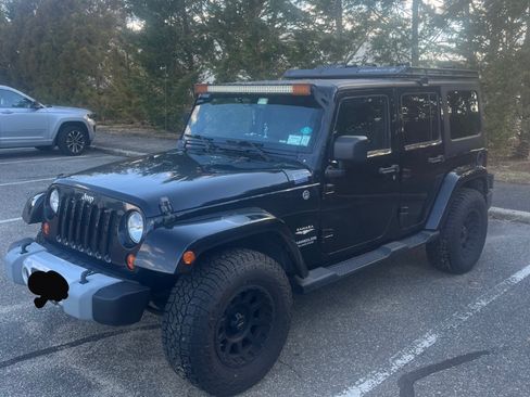 Used 2013 Jeep Wrangler Unlimited Sahara image 4
