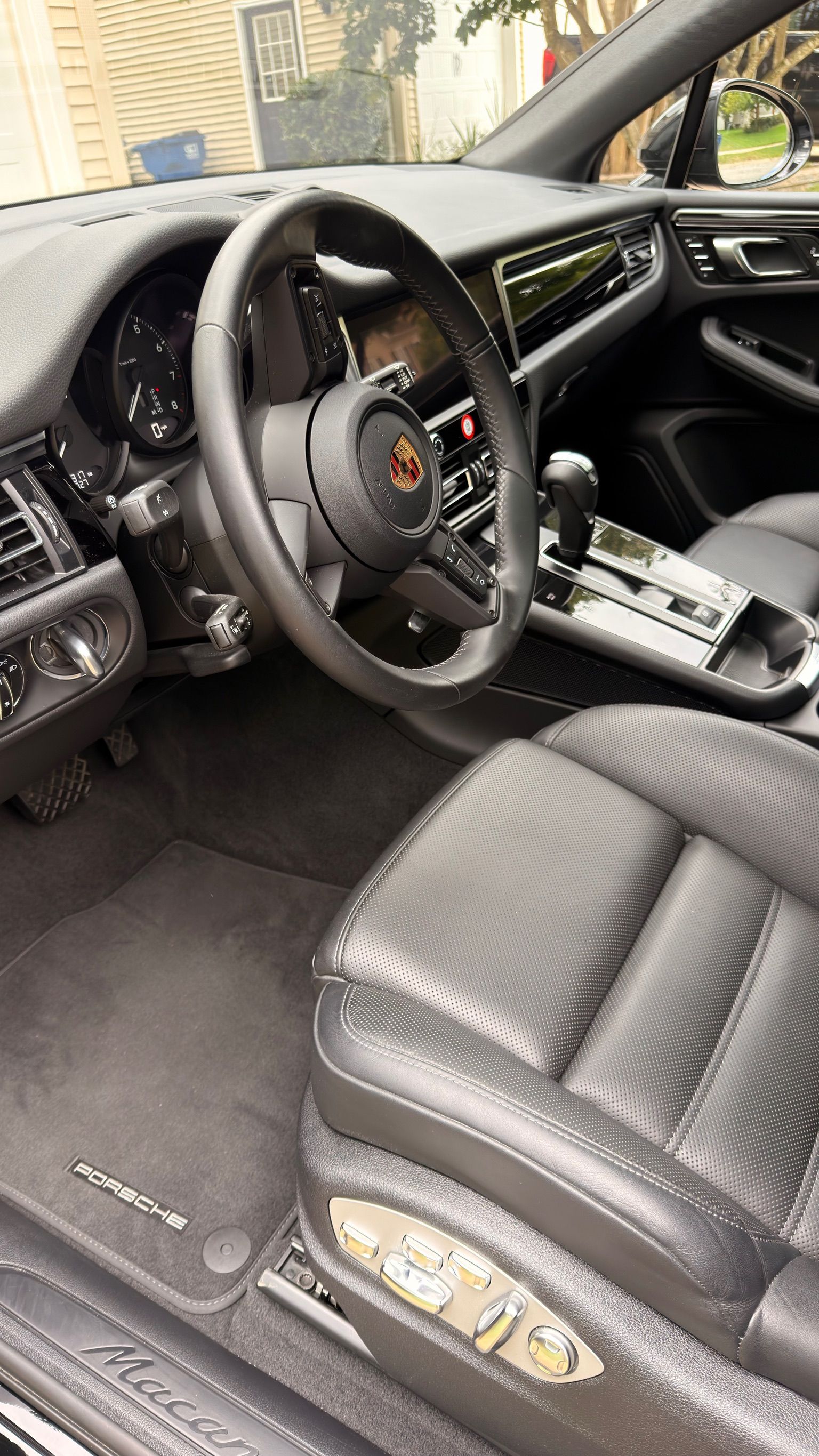 Used 2023 Porsche Macan AWD/4WD image 2