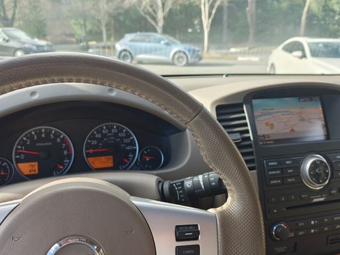 Used 2012 Nissan Pathfinder LE image 16