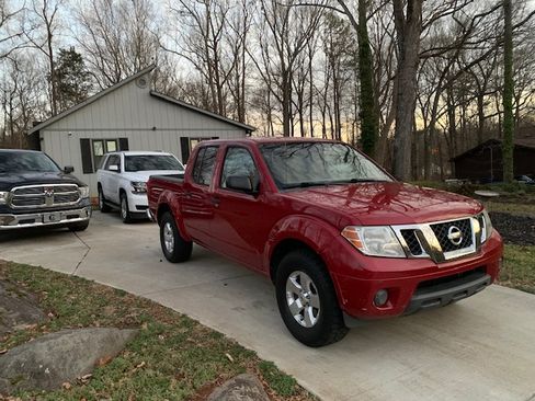 Used 2012 Nissan Frontier SV image 2