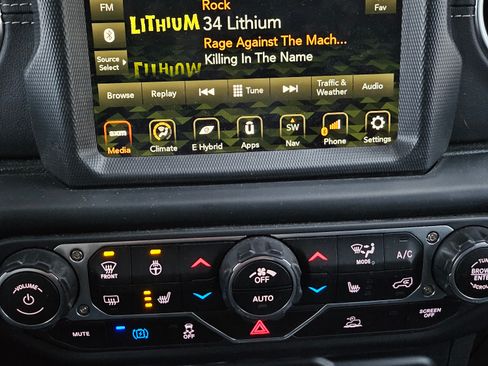 Used 2022 Jeep Wrangler Unlimited Sahara w/ Cold Weather Group image 16