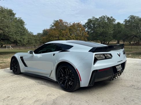 Used 2019 Chevrolet Corvette Z06 w/ Z07 Performance Package image 11