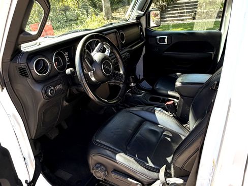 Used 2018 Jeep Wrangler Unlimited Sahara image 5