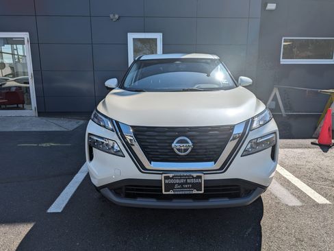 Used 2021 Nissan Rogue SV image 1