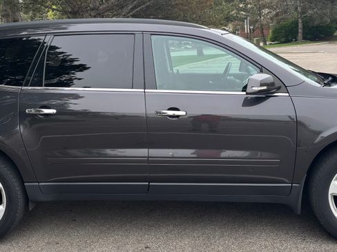 Used 2016 Chevrolet Traverse LT w/ Style and Technology Package FWD image 5