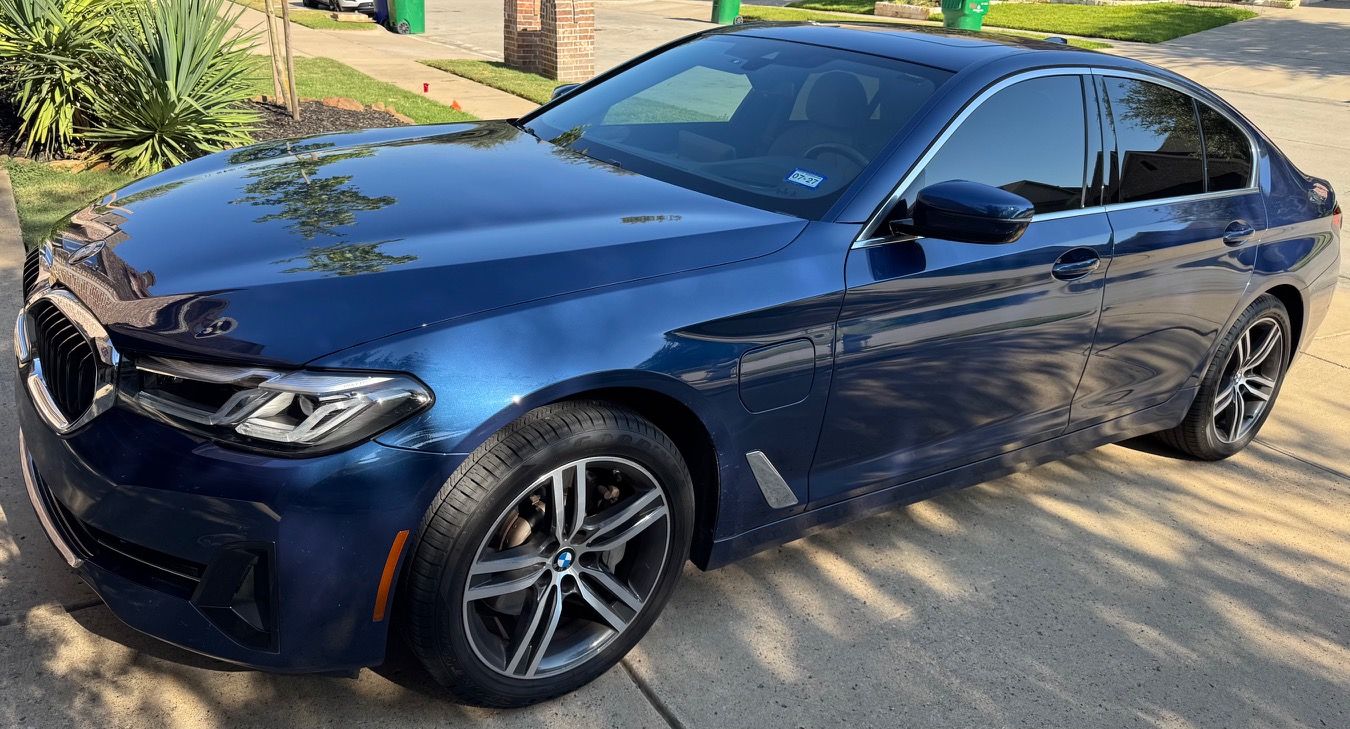 Used 2021 BMW 530e w/ Premium Package RWD image 2