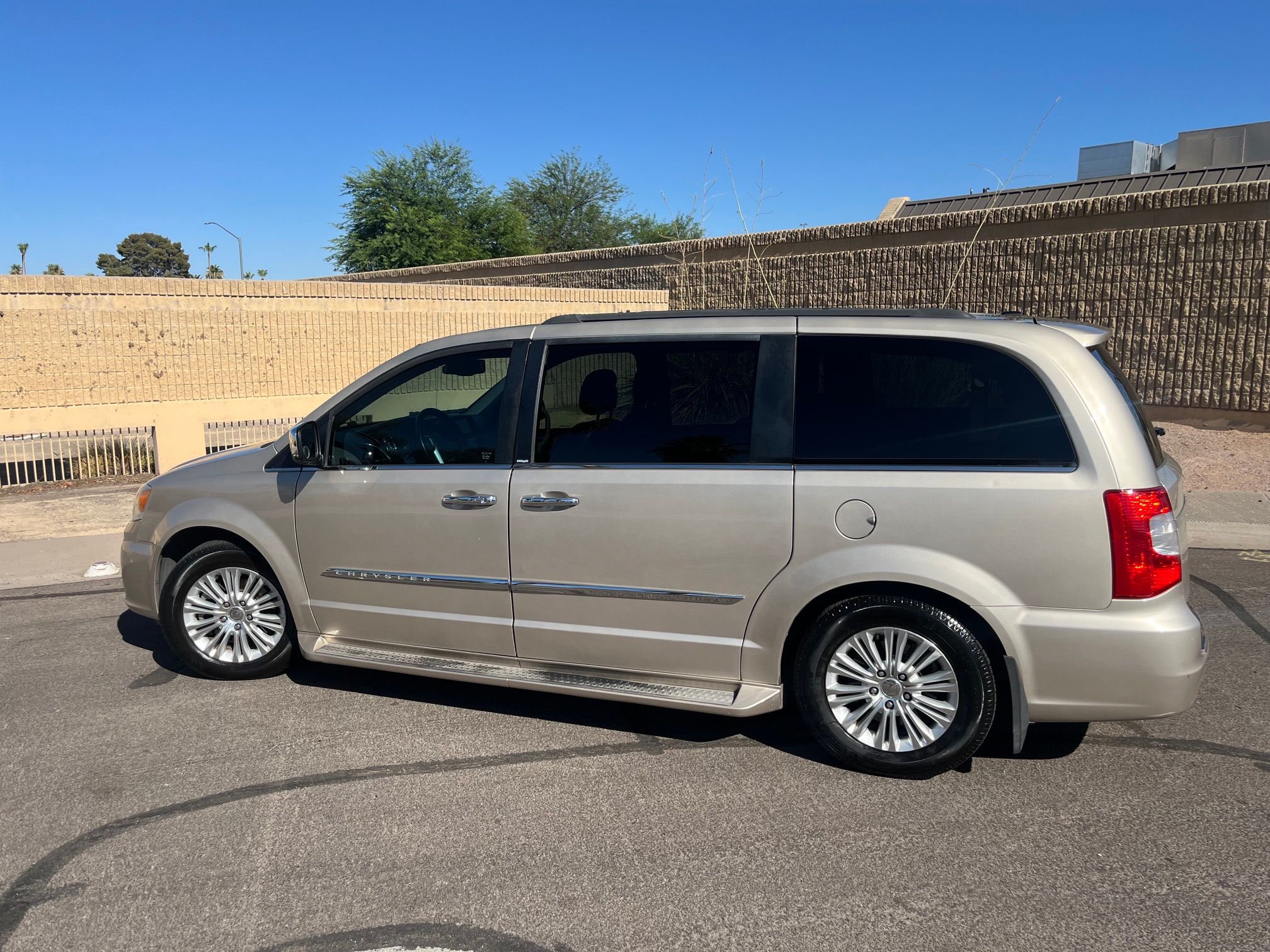 Used 2013 Chrysler Town & Country Touring-L w/ Premium Group FWD image 5